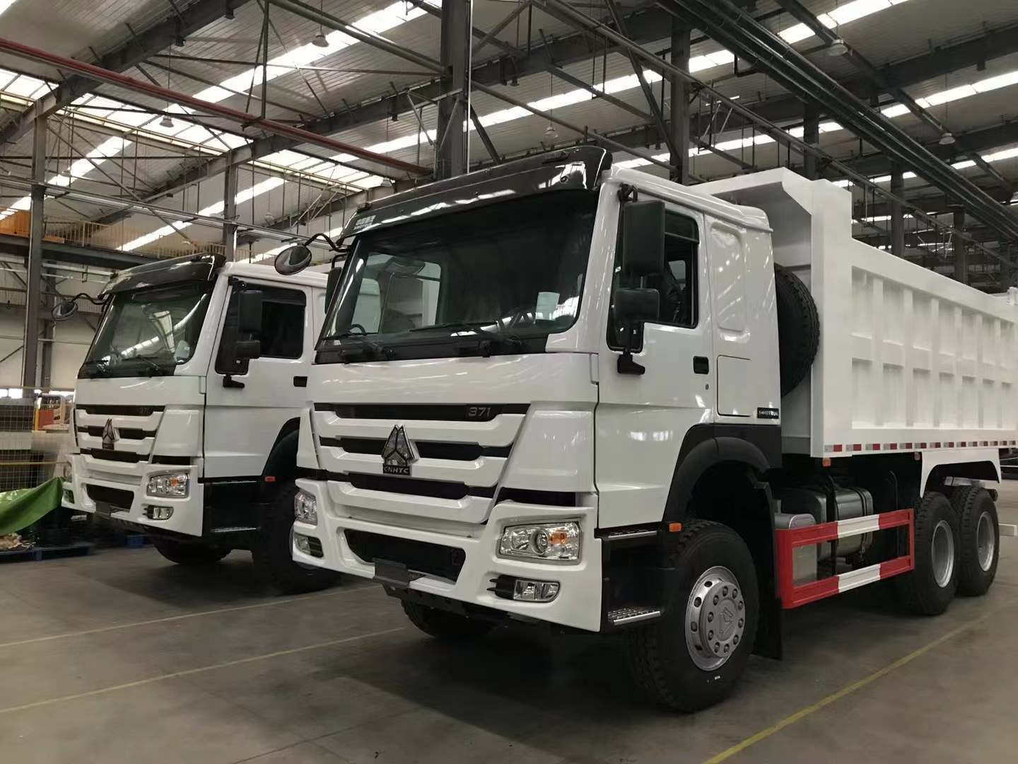 SINOTRUK HOWO 6*4 YÜKLƏNMİŞ MAŞINI ÇATDIRILMAYA HAZIRDIR