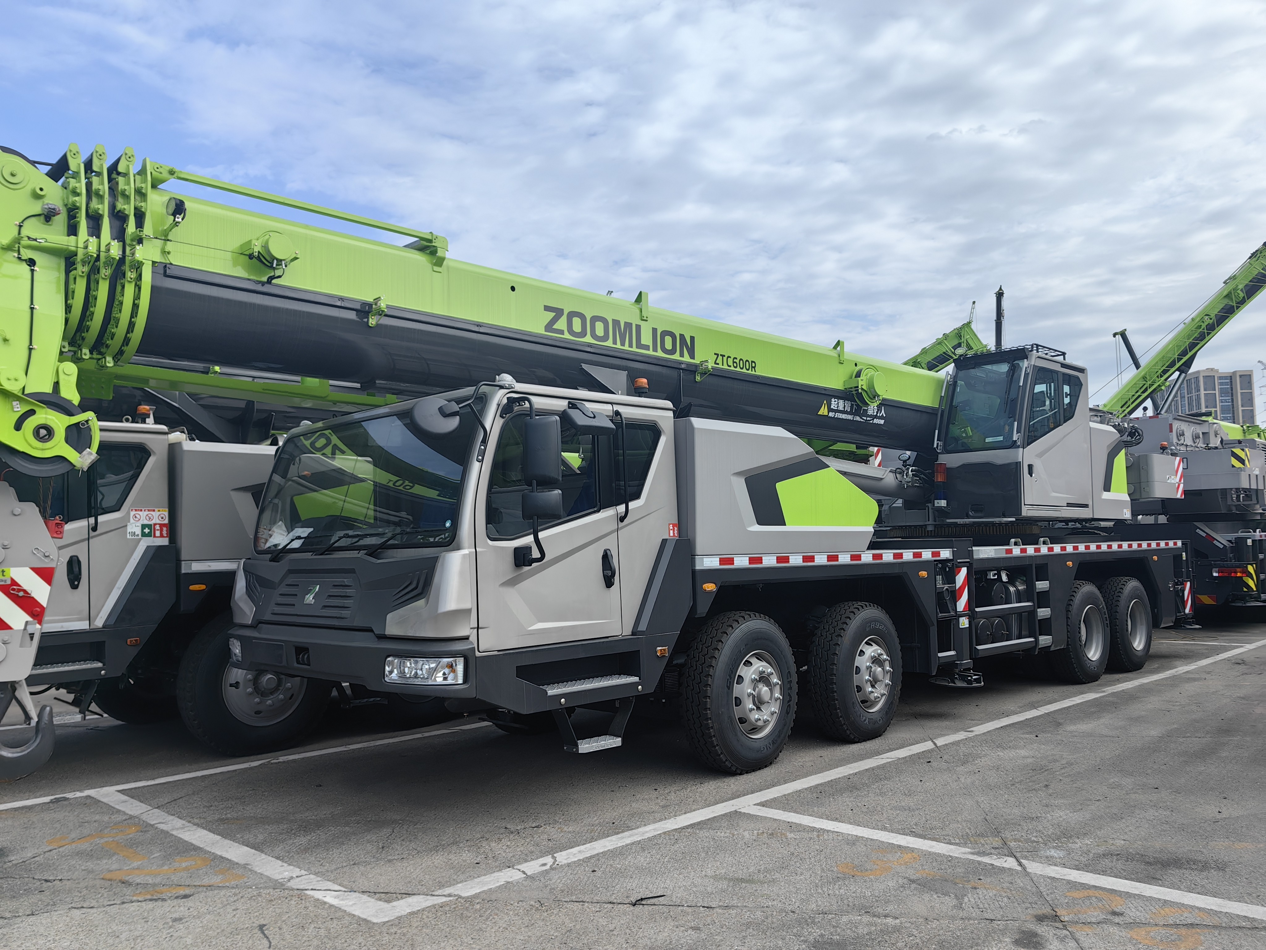 Bir vahid 60t Truck Crane çatdırılmağa hazırdır